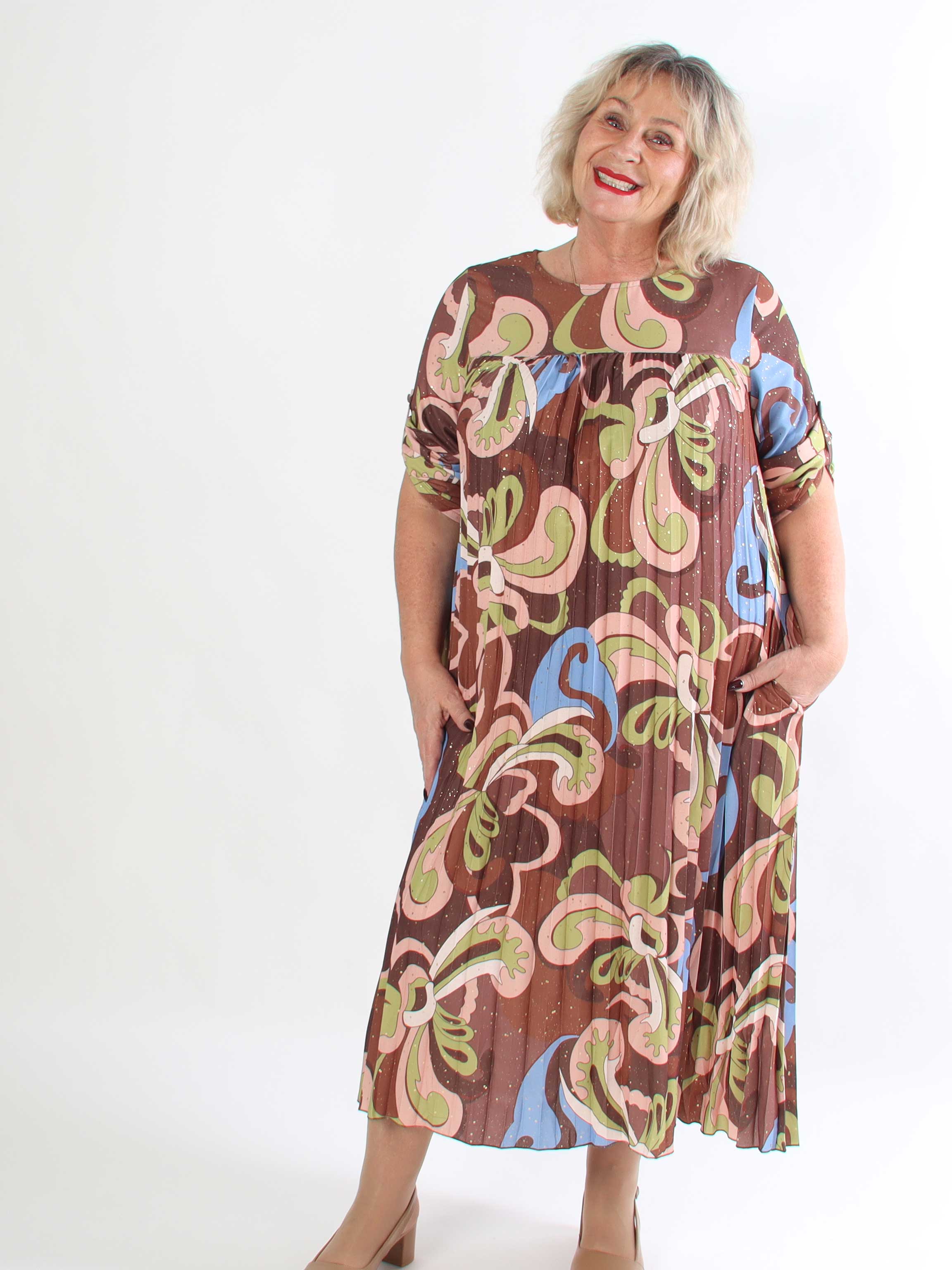 Nannie Retro - Lang plisseret plus size kjole i flerfarvet mønster